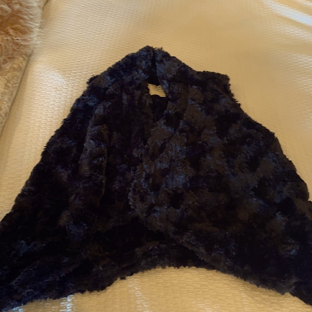 Dylan faux fur black vest. Size small.